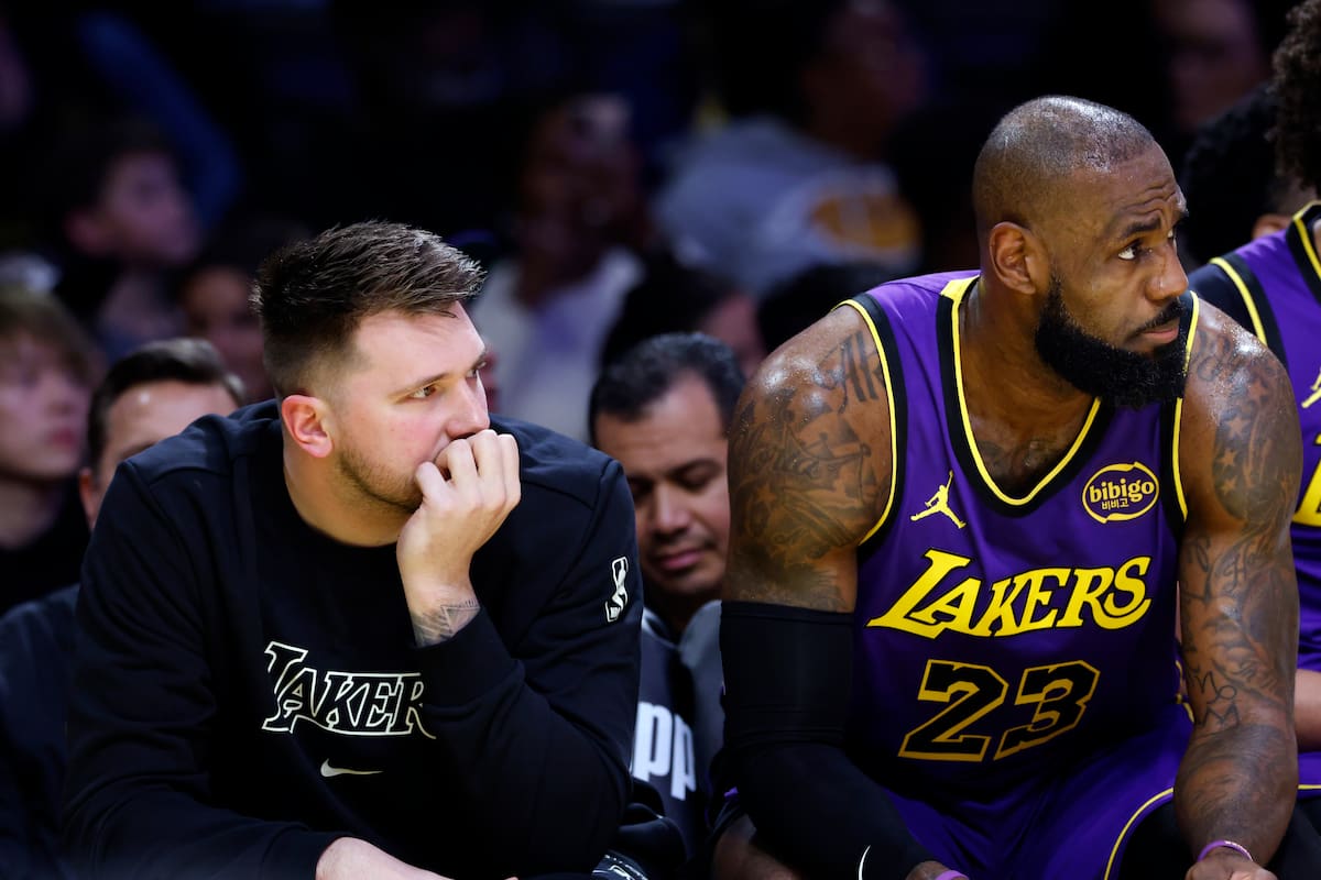 Luka Doncic (izquierda) y LeBron James, quedaron en el centro de los cuestionamientos por la eliminación de Los Angeles Lakers (AP Foto/Kevork Djansezian)