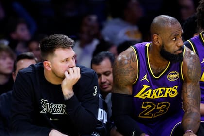 Luka Doncic (izquierda) y LeBron James, quedaron en el centro de los cuestionamientos por la eliminación de Los Angeles Lakers (AP Foto/Kevork Djansezian)