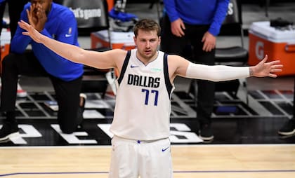 Luka Doncic, la estrella de los Mavericks, vuelve loco a los defensores y provoca los contactos