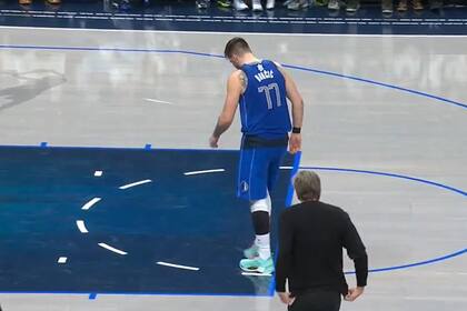 Luka Doncic tuvo que dejar la cancha en el partido ante Minnesota Timberwolves por una dolencia en el gemelo izquierdo