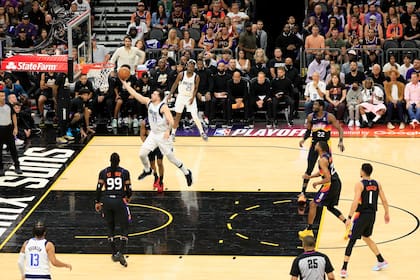 Luka Doncic vuela hacia el aro; el esloveno tuvo una tarea increíble ante Phoenix Suns y puso a los Mavericks en la final de la Conferencia Oeste de la NBA