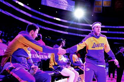 Luka Doncic y Austin Reaves lesionados junto a LeBron James para partido contra Bucks