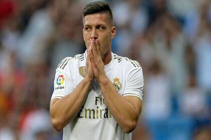 Luka Jovic regresó de Serbia y Real Madrid descubrió una fractura en un pie
