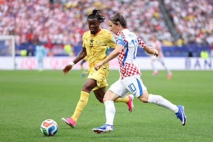 Luka Modric ante Fatawu Issahaku, de Ghana, en la victoria 2-1 de Croacia