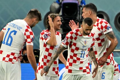 Luka Modric celebra con Dejan Lovren, dos de los futbolistas de más jerarquía de Croacia que derrotó a Canadá