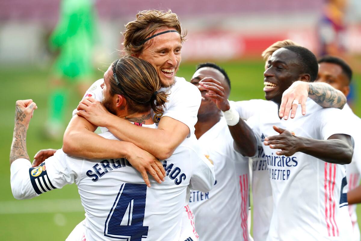 Luka Modric del Real Madrid celebra con sus compañeros de tema anotando el tercer gol de su equipo durante el partido de fútbol de la Liga española entre el FC Barcelona