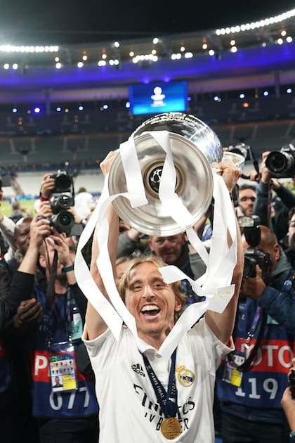 Luka Modric, del Real Madrid, festeja con la copa luego de vencer al Liverpool en la final de la UEFA Champions League.
