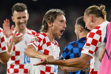 Luka Modric festeja con Domagoj Vida la clasificación de Croacia para la final de la Liga de Naciones, que este domingo protagonizará con España.