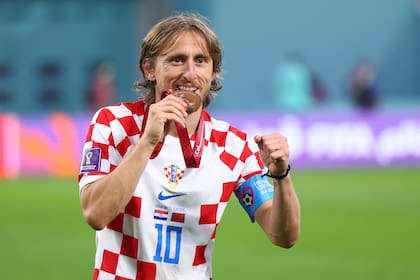 Luka Modric festeja la medalla de bronce de Croacia en el Mundial Qatar 2022, conseguida con un 2-1 contra Marruecos; el capitán fue el líder futbolístico rumbo a otro logro de una gran generación.