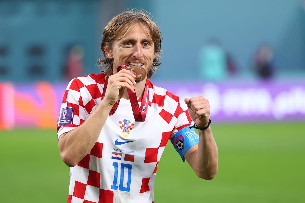 Luka Modric festeja la medalla de bronce de Croacia en el Mundial Qatar 2022, conseguida con un 2-1 contra Marruecos; el capitán fue el líder futbolístico rumbo a otro logro de una gran generación.