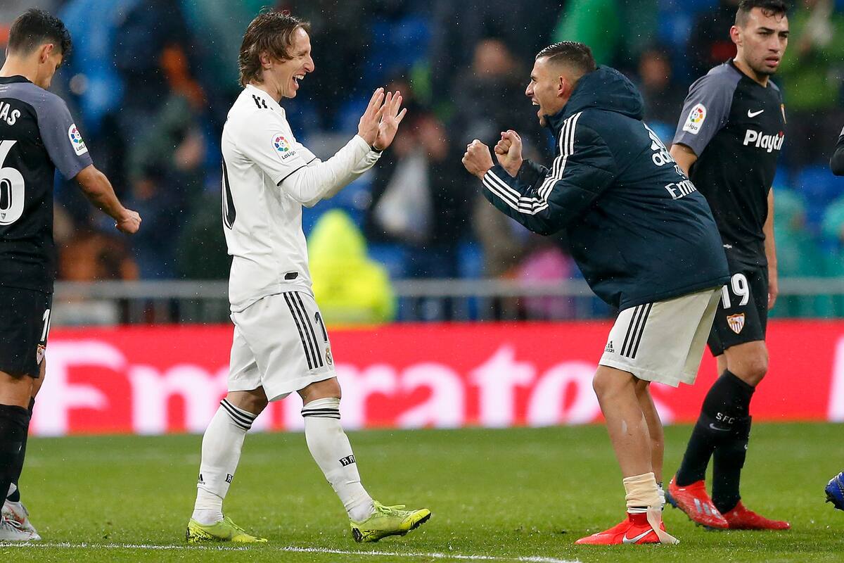Luka Modric, festeja la victoria con Daniel Ceballos