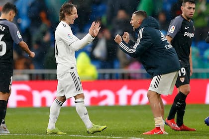 Luka Modric festeja la victoria con Daniel Ceballos.