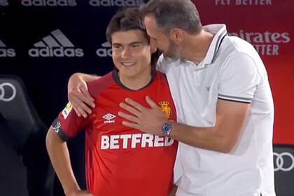 Luka Romero hizo su presentación oficial en Mallorca y se volvió el jugador más joven en debutar en la Liga de España. Aquí, el instante previo a ingresar, cuando el entrenador le dedicó unas palabras