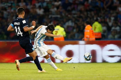 Luka Romero remata cruzado y consigue el 2-0 parcial de Argentina sobre Guatemala en el Mundial Sub 20; el atacante de Lazio estuvo entre los más destacados en una muy buena producción general.