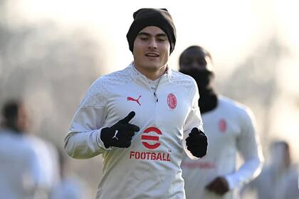 Luka Romero se entrena bajo el frío de Milán