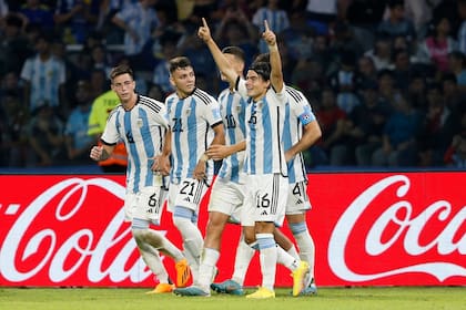 Luka Romero y compañía celebran el segundo gol del 3-0 de la Argentina a Guatemala en el Mundial Sub 20; el público estuvo más enfervorizado y empieza a identificarse con el equipo.