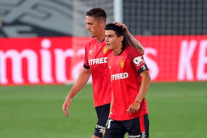 Luka, saludado por uno de sus compañeros tras su debut