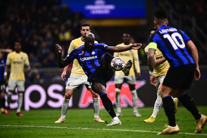Lukaku tomó el rebote en el poste y marca de zurda la victoria de Inter, con Lautaro de testigo