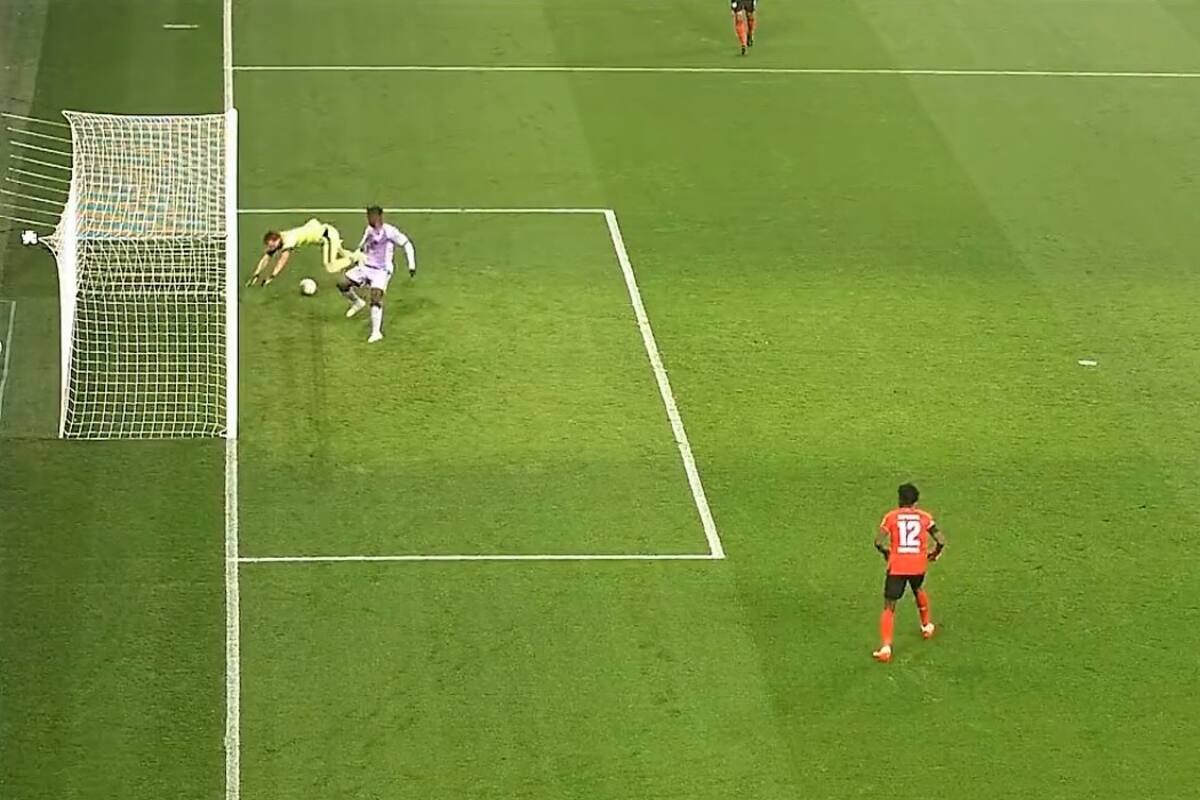 Lukas Hradecky entró desconcentrado en el partido de Leverkusen y le facilitó el gol a Mónaco
