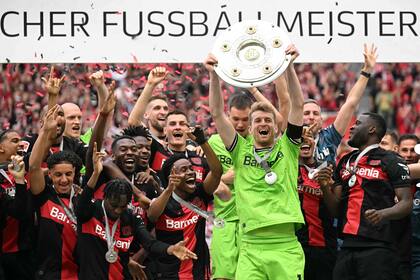 Lukas Hradecky exhibe el trofeo de la Bundesliga, en la coronación de Bayer Leverkusen luego de derrotar a Augsburg en la última fecha y completar invicto su título en la liga alemana.