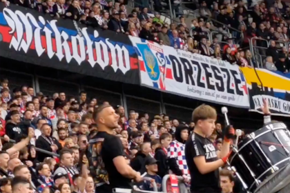 Lukas Podolski liderando los cánticos en la tribuna durante el partido de Gornik Zabrze contra Cracovia.
Podolski, jugador con alma de ultra.