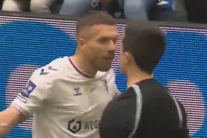 Lukas Podolski organizó un torneo benéfico, se enojó y el árbitro lo expulsó