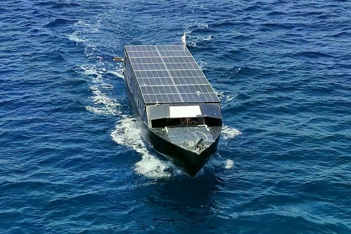 Lukas Sjöman construyó un barco solar con el que recorrió Europa por 200 días