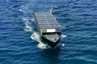 Trabajó 200 días para cumplir su sueño: hizo un barco solar con el que llegó a Gibraltar