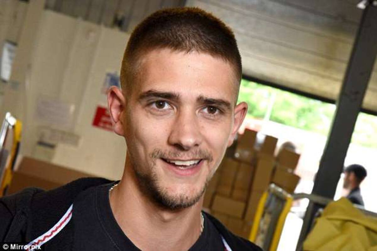 Luke Hanoman casi muere después de comerse la piel al costado de unan uña.