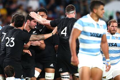 Luke Jacobson festeja el quinto y último try de All Blacks; Santiago Chocobares y Facundo Bosch exteriorizan la desazón de unos Pumas que resultaron impotentes ante la supremacía neozelandesa en Gold Coast, por el Rugby Championship.