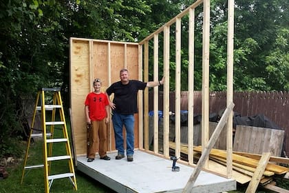 Luke junto a su padre que lo ayudó en la construcción