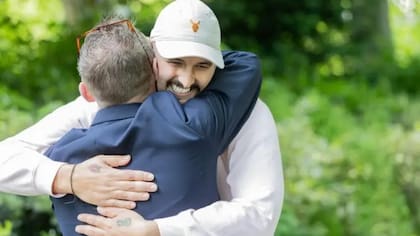 Luke Melling, a la derecha, conoció a Alastair Hawken tres años después de una donación de células madre que le salvó la vida