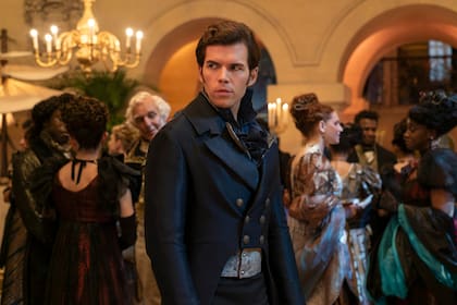 Luke Newton como Colin Bridgerton en una escena de la nueva temporada