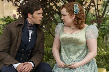Luke Newton y Nicola Coughlan, los protagonistas de la romántica nueva temporada de Bridgerton