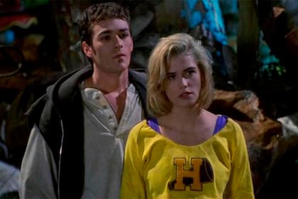 Luke Perry y Kristy Swanson, los protagonistas de la película de 1992 Buffy, la cazavampiros