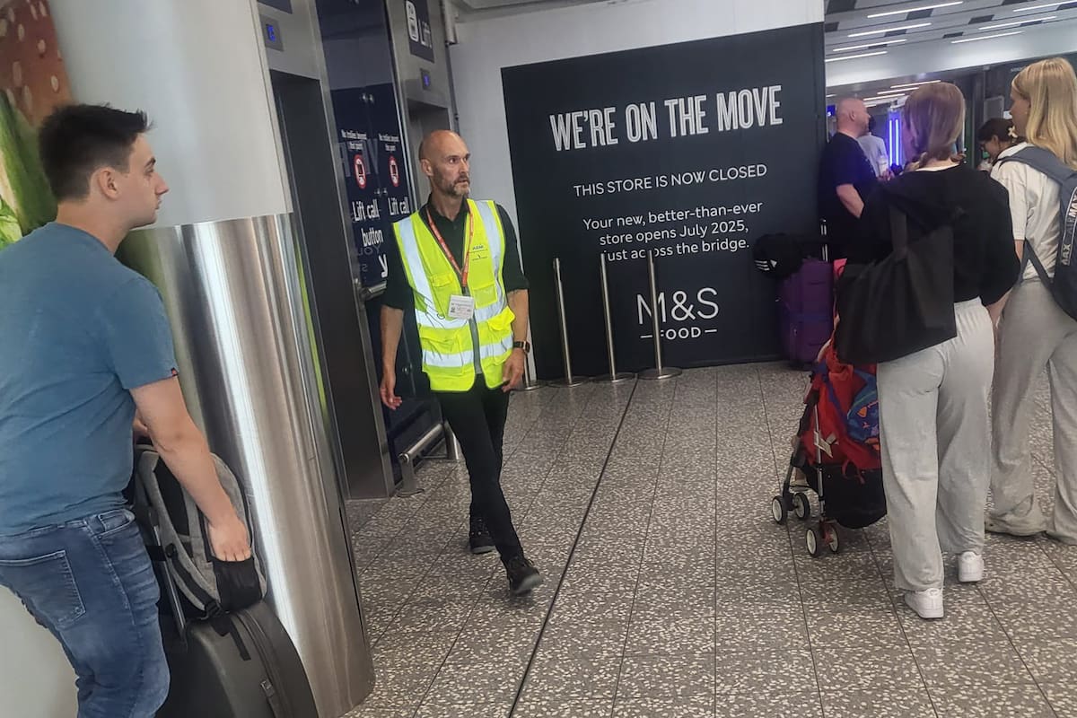 Luke Williams en su rol como asistente de aeropuerto