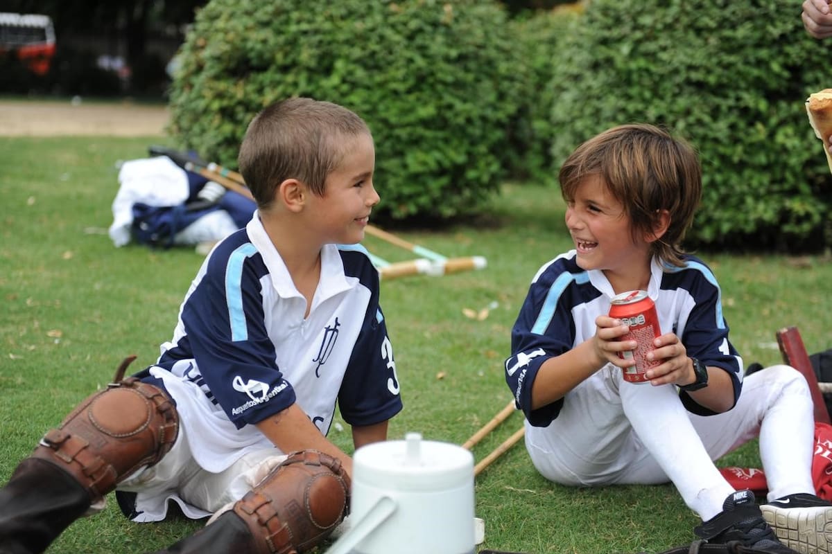 'Lukín' Monteverde (n.) y 'Poroto' Cambiaso se llevan un mes y una semana de diferencia y son amigos desde muy chicos: compartieron jardín de infantes y equipo por la Copa Los Potrillos; este sábado los enfrentará la final del Abierto de Hurlingham.