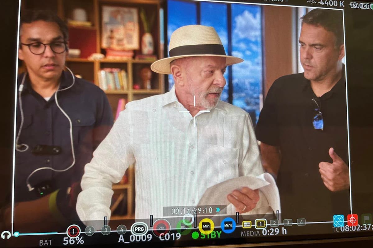Lula, asesorado por Raúl Rabelo y Chico Kertesz, de su equipo de campaña