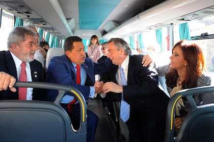 Lula Da Silva, Hugo Chávez, Néstor Kirchner y Cristina Fernández de Kirchner de camino a la IV Cumbre de las Américas