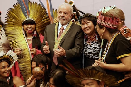 Lula da Silva junto a representantes de las comunidades indígenas de su país, en la cumbre del clima COP27 en Egipto