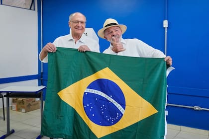 Lula da Silva junto al candidato a vicepresidente, Geraldo Alckmin (AP Photo/Andre Penner)