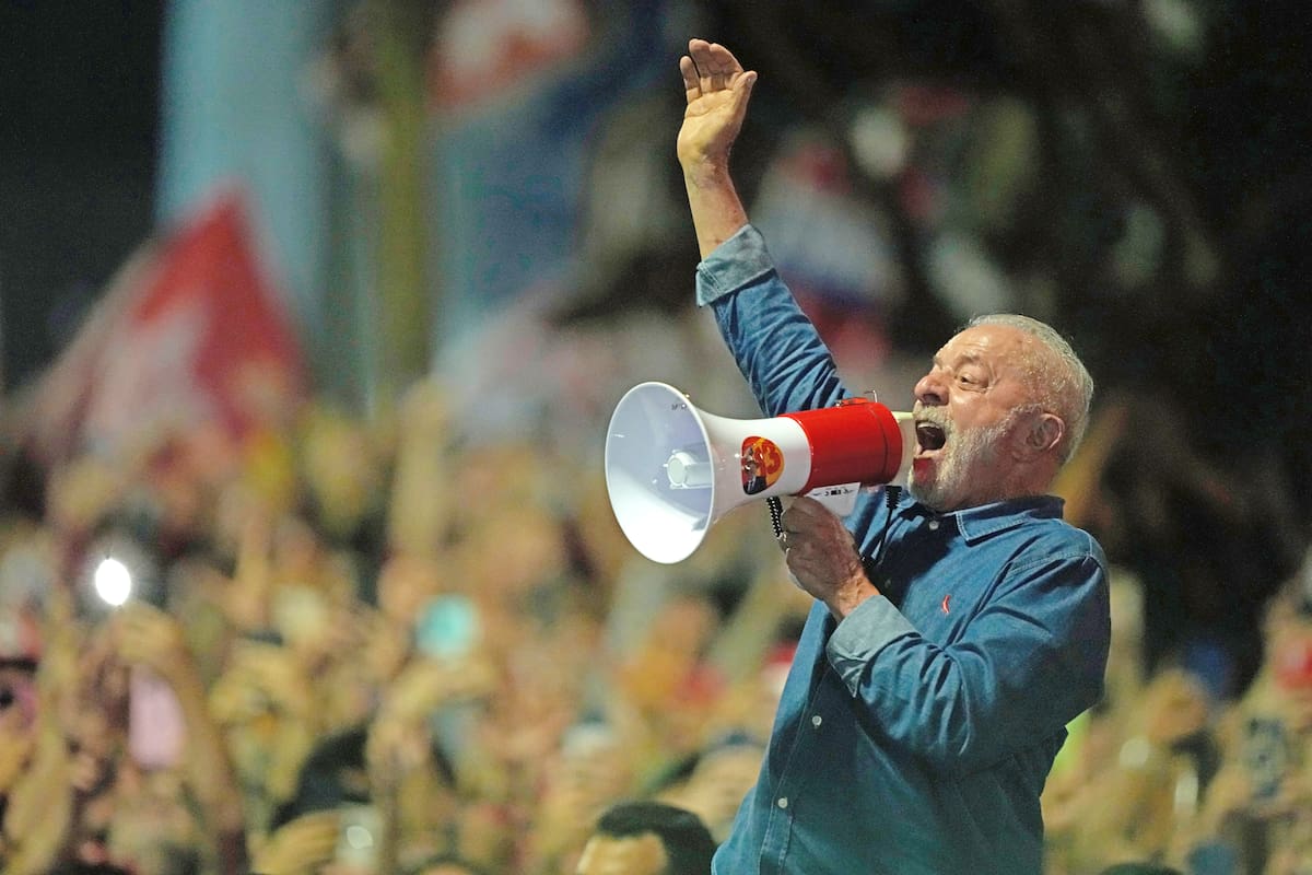 Lula da Silva se dirige a sus simpatizantes tras obtener un cuarto mandato en la segunda vuelta presidencial, en la avenida Paulista, en San Pablo, Brasil