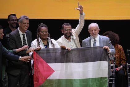 Lula da Silva sostiene la bandera palestina durante la apertura de una Conferencia Nacional de Cultura en Brasilia