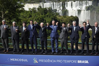 Lula en el centro de la "foto de familia" de los líderes del Mercosur en una cumbre en Foz do Iguaçu (Archivo)