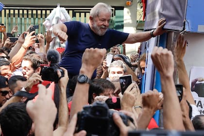 Lula fue trasladado en andas por la gente