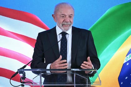 Lula habla con los medios en la embajada brasileña en Washington