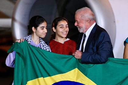 Lula junto a evacuados brasileños que estaban en la Franja de Gaza