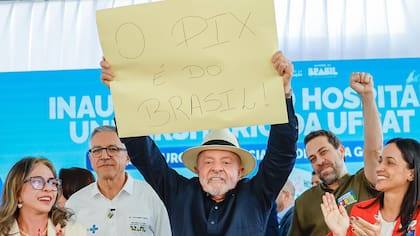 Lula mostró un cartel respaldando a Pix tras las críticas de Estados Unidos.