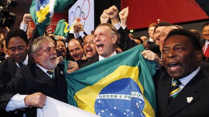 Pelé, junto con Lula, el día que se anunció a Río de Janeiro como sede de los Juegos Olímpicos de 2016; O´Rei fue decisivo en la campaña