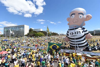 Lula, objeto de críticas en Brasilia